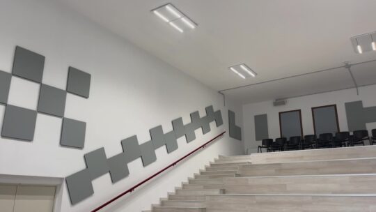 Gradinatedell'aula magna con pannelli fonoassorbenti a parete