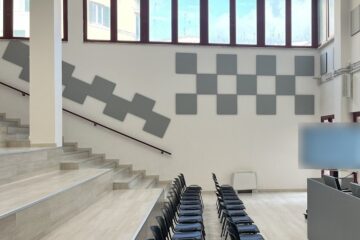 Aula magna con tavolo dei relatori, monitor interattivo e gradinate