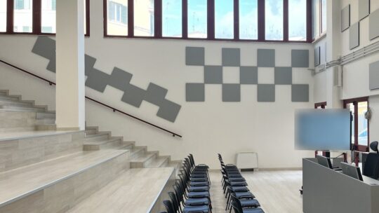 Aula magna con tavolo dei relatori, monitor interattivo e gradinate