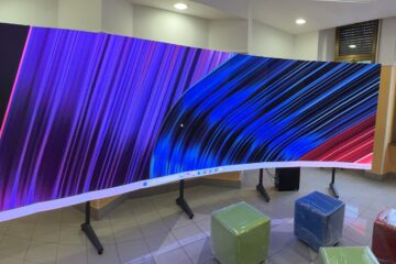Ledwall curvo installato e acceso in una sala
