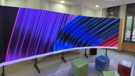 Ledwall curvo installato e acceso in una sala